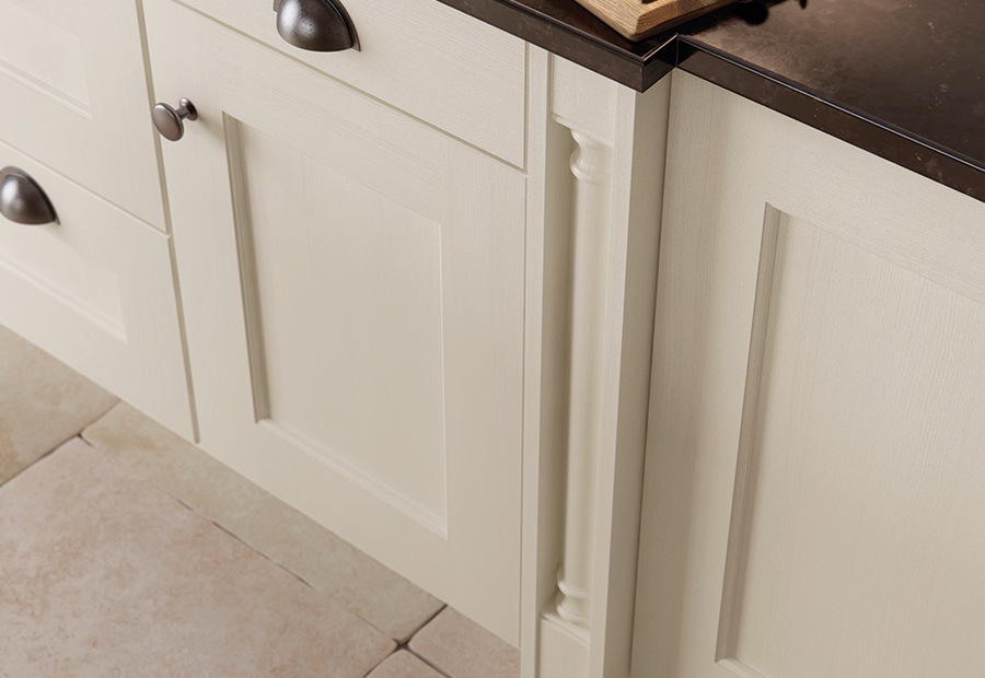 wakefield-painted-ivory-kitchen-box-pilaster
